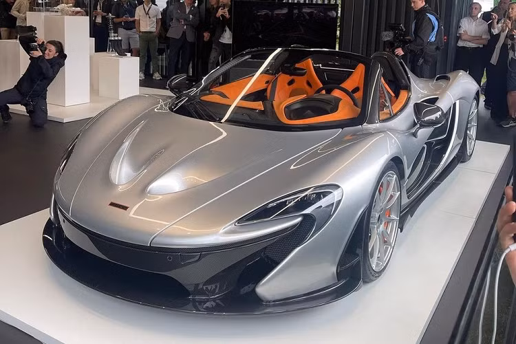 Goodwood Festival of Speed là 1 trong những sự kiện siêu xe hấp dẫn nhất trên thế giới và năm 2022 này, giới mê xe đã có dịp thỏa mãn để xem các siêu phẩm từ huyền thoại đến lần đầu ra mắt thế giới chỉ trong 4 ngày, từ 23 đến 26/6/2022. Trong đó, siêu phẩm gây bất ngờ nhiều nhất chính là McLaren P1 Spider cực hiếm.