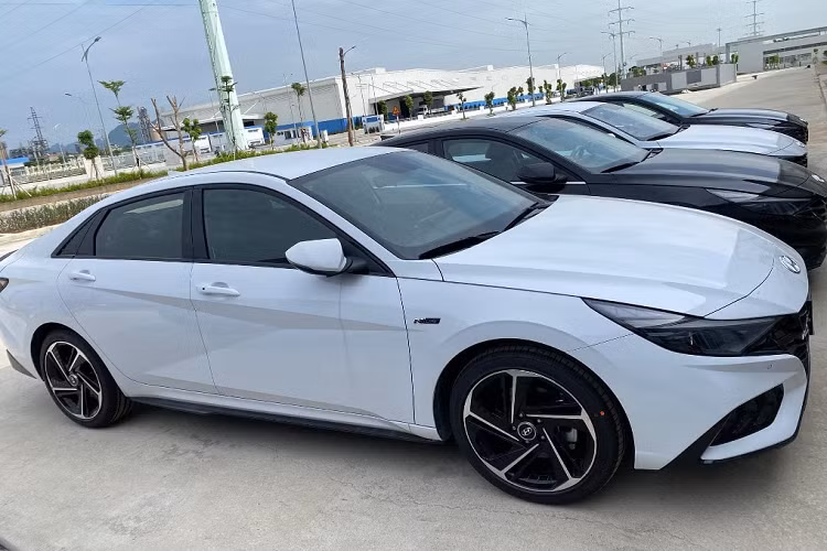 Về khả năng vận hành, Hyundai Elantra 2023 sẽ có 3 tùy chọn động cơ gồm máy xăng hút khí tự nhiên, dung tích 1.6L hoặc 2.0L và máy xăng tăng áp dung tích 1.6L. 