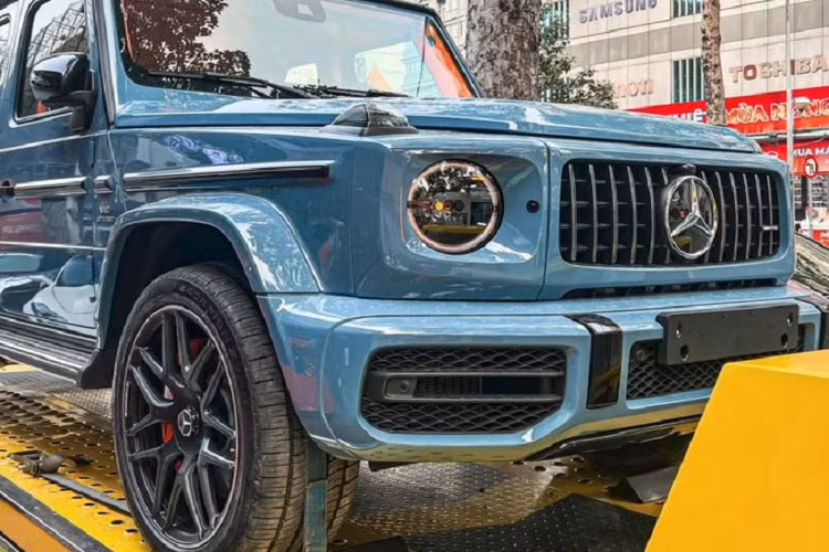 Nếu tìm mẫu xe Mercedes-Benz trên 10 tỷ đồng mà chạy nhan nhản ngoài đường, đó chắc hẳn phải là SUV hạng sang Mercedes-AMG G63 thế hệ mới với con số ước tính phải trên 160 chiếc đã được mang về Việt Nam. Cơn sốt mang tên G63 chắc chắn sẽ không hạ nhiệt trong năm 2022 này khi các công ty nhập khẩu tư nhân đang đẩy mạnh quá trình săn hàng tại nước ngoài để sớm mang về phục vụ đại gia Việt.