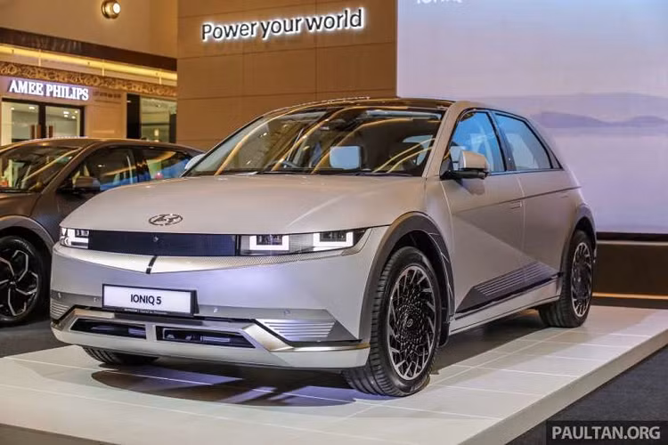 Danh sách những mẫu xe chiến thắng giải thưởng "Xe của Năm trên Thế giới 2022" đã chính thức được công bố và chiếc xe đã đạt ngôi vị quán quân không ai khác chính là Hyundai Ioniq 5 2022 mới. Chiếc crossover điện đầu tiên của Hyundai đã nhận được 815 điểm, đánh bại thành công của Kia EV6 – mẫu xe đạt danh hiệu cao nhất giải Xe của năm ở châu Âu năm 2022 với 808 điểm, và Ford Mustang Mach-E.