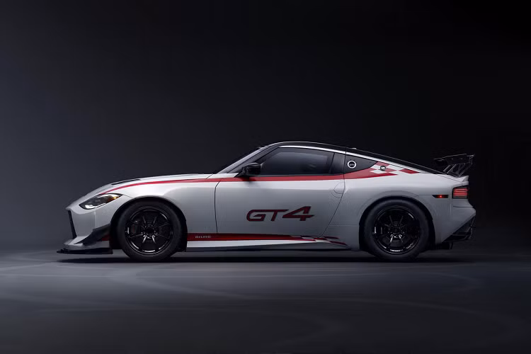 Trên bản Nissan Z GT4 2022 tiêu chuẩn, động cơ này vốn đã sản sinh được công suất 400 mã lực, mô-men xoắn cực đại 475 Nm rất mạnh mẽ. Do vậy có thể bản xe đua Z GT4 sẽ còn mạnh hơn rất nhiều, dù rằng hiện nay Nissan và Nismo chưa tiết lộ thông số cụ thể.