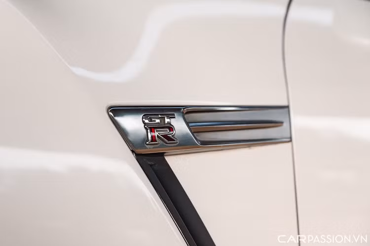 Nissan GT-R trang bị khối động cơ V6 tăng áp kép dung tích 3.8 lít, sản sinh công suất 478 mã lực và có mô men xoắn cực đại đạt 588 Nm.