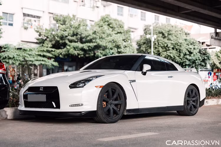 Tại thị trường Việt Nam có không dưới 5 chiếc Nissan GT-R R35 hàng hiếm nhưng hầu hết đều định cư tại Miền Nam. Không những vậy, phần lớn những chiếc GT-R này đều đã được cải tiến mạnh mẽ bằng các gói nâng cấp ngoại thất theo nhiều phong cách khác nhau.