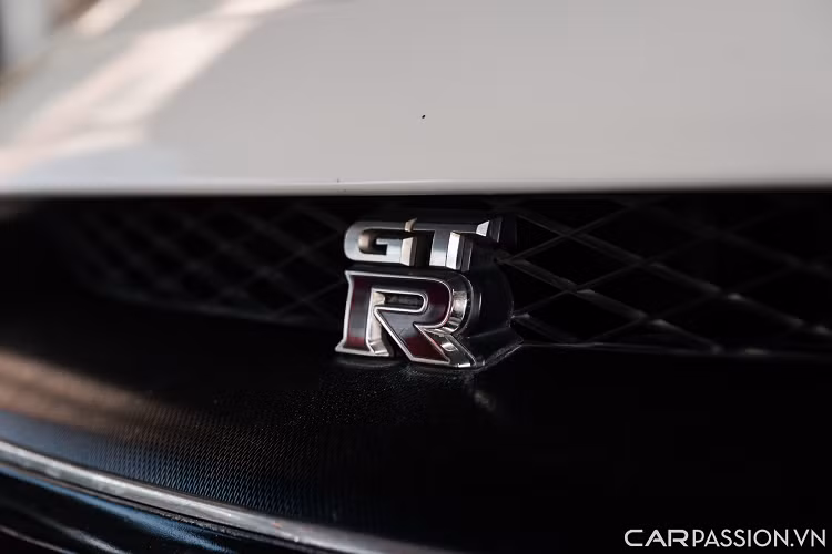 Hệ thống đèn pha với hai chóa đèn lớn là chi tiết đặc trưng của khó nhầm lẫn của Nissan GT-R. Thân xe nổi bật với bộ mâm 7 chấu có kích thước 20 inch sơn đen mờ, ẩn sâu bên trong là cùm phanh Brembo sơn màu đồng.