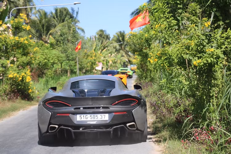 Dàn siêu xe đắt tiền di chuyển tại các con đường của tỉnh miền Tây, trong ảnh là Ferrari 458 Italia màu đỏ, McLaen 720S màu cam, McLaren 570S, Lamborghini Aventador SVJ và Ferrari 458 Italia màu vàng. Phía sau còn có 2 chiếc xe siêu sang của thương hiệu xe Rolls-Royce. Trong bức ảnh này còn thiếu McLaren 720S cùng Ferrari F8 Tributo mang màu đỏ và Lamborghini Huracan LP610-4.