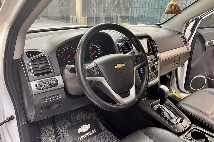 Mức giá xe Chevrolet Captiva cũ tương đương mẫu MPV ăn khách Mitsubishi Xpander, thấp hơn Kia Seltos, Toyota Corolla Cross nhưng về mặt trang bị tiện nghi, an toàn Chevrolet Captiva không hề thua kém. Có thể kể đến 6 túi khí, các hệ thống ABS, EBD, hệ thống treo sau cân bằng tự động, cruise control, hỗ trợ xuống dốc, kiểm soát lực kéo, cảm biến áp suất lốp, cân bằng điện tử, cảnh báo phương tiện cắt ngang khi lùi, camera lùi...