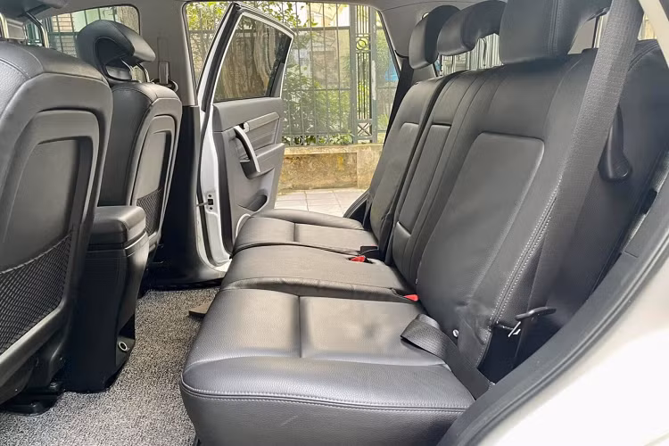 Trong khoang lái, Chevrolet Captiva sử dụng hệ thống giải trí MyLink với màn hình cảm ứng 7 inch, 6 loa giải trí, tích hợp các chức năng kết nối USB/AUX/Bluetooth, ra lệnh bằng giọng nói cùng khả năng hỗ trợ Apple CarPlay và Android Auto tiện dụng.