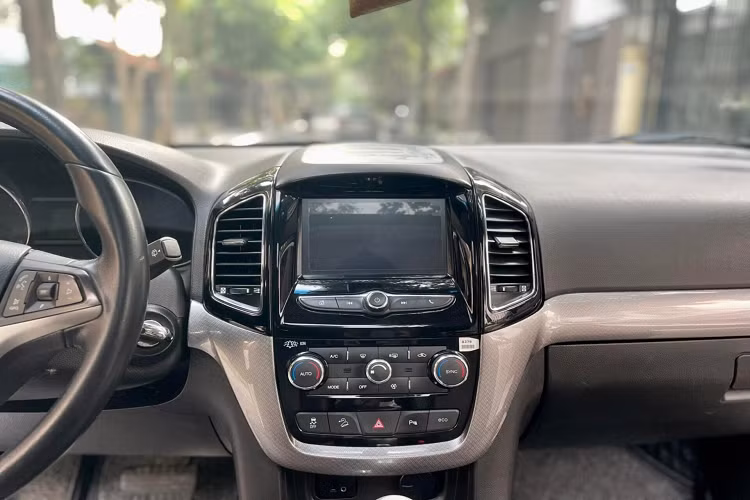Điểm mạnh và cũng là điểm yếu chính là động cơ xăng dung tích 2.4 lít. Cỗ máy này sản sinh công suất 165 mã lực tại vòng tua 5.600 vòng/phút, mô-men xoắn tối đa 230 Nm tại vòng tua 4.600 vòng/phút đi cùng hộp số tự động 6 cấp và hệ dẫn động cầu trước.