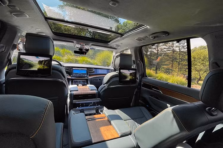 Ngoài những thay đổi trên, Jeep Wagoneer L và Grand Wagoneer L 2023 không khác biệt nhiều về thiết kế so với bản thường. Bên trong cặp đôi SUV mới này có những trang bị đáng chú ý như 7 màn hình khác nhau với tổng kích thước 75 inch.