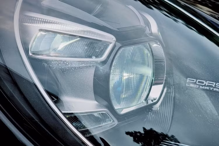 Chưa hết, chiếc Porsche 911 Turbo này còn sở hữu hệ thống đèn pha, gói Sports Exhaust System với chụp ống xả sơn đen, nội thất khâu chỉ vàng và gói Sport Design - tổng giá trị những món "đồ chơi" này là gần 1 tỷ đồng.