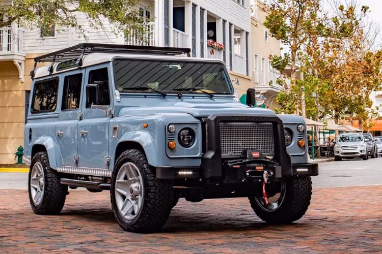 Đây là sản phẩm của ECD Automotive Design - một hãng độ có trụ sở tại Florida vốn nổi tiếng với các bản độ Land Rover Defender phong cách cổ điển.
