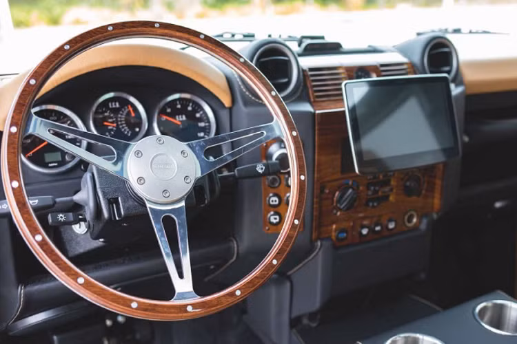 ECD Automotive Design đã loại bỏ hoàn toàn hệ truyền động nguyên bản của chiếc xe, thay vào đó là một mô-tơ điện Tesla cho công suất 450 mã lực cùng một bộ pin 100 kWh tích hợp ở sàn xe.