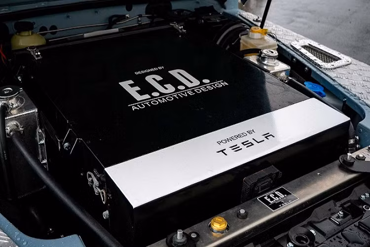 Tuy nhiên, trái ngược với các sản phẩm trước đó, chiếc Land Rover Defender độc đáo này không có bất kỳ khối động cơ V8 nào nằm dưới nắp capo, bởi nó hoạt động hoàn toàn bằng điện.