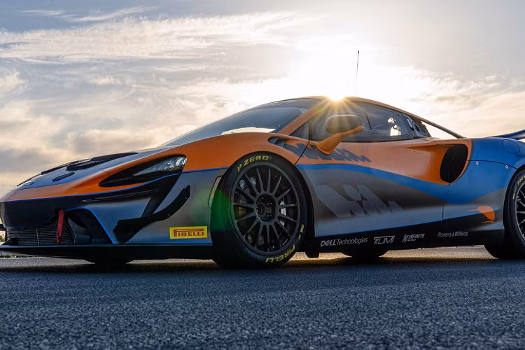 Được thiết kế trên nền tảng khung gầm siêu nhẹ bằng sợi carbon (MCLA), McLaren Artura GT4 nhẹ hơn 570S GT4 hơn 100 kg. Việc lược bỏ hệ thống hybrid cũng giúp chiếc xe nhẹ hơn phiên bản thương mại khoảng 130 kg. Hiện tại, McLaren Artura GT4 đang được phân phối bởi McLaren Motorsport Retailers và có khả năng thi đấu ngay trong mùa giải 2023.