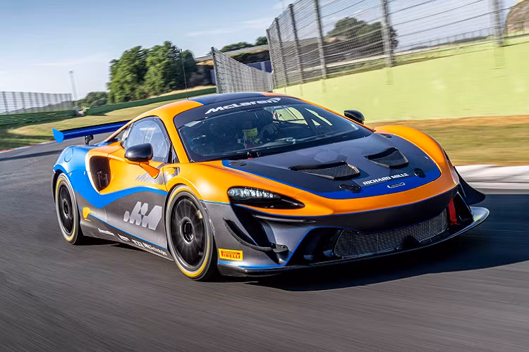  Siêu xe McLaren Artura GT4 là bản đua chuyên dụng cho phân khúc GT4, được phát triển trên nền tảng mẫu xe thể thao hybrid Artura. So với phiên bản thương mại, chiếc xe hoàn toàn không được hỗ trợ công nghệ hybrid và sẽ chính thức có mặt tại sự kiện Goodwood Festival of Speed 2022.