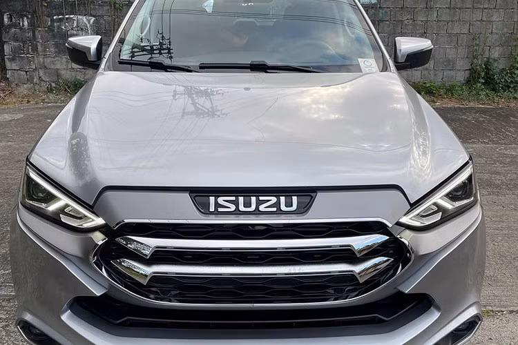 Hiện tại, phiên bản Isuzu mu-X hiện hành đang được phân phối tại Việt Nam với mức giá dao động từ 820 triệu - 1,120 tỷ đồng. Tính trong 4 tháng đầu năm 2022, doanh số Isuzu mu-X chỉ bán được 140 xe. Trong khi đó, các đối thủ khác như Toyota Fortuner bỏ xa với 2.761 xe, Ford Everest đạt 935 xe, Mitsubishi Pajero Sport đạt 700 xe.
