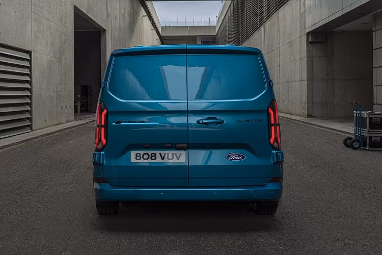 Ngoài ra, Ford E-Transit Custom 2023 còn có hốc gió trung tâm khá rộng ở cản trước. Cổng sạc của xe được đặt ngay phía dưới đèn pha bên phải. Bên sườn xe, Ford E-Transit Custom 2023 được trang bị cửa trượt chỉnh điện và bộ vành hợp kim 6 chấu sơn màu xám nòng súng khá thể thao. Trong khi đó, phía sau xe xuất hiện cụm đèn hậu LED nằm dọc với tạo hình bên trong giống với dải đèn LED định vị ban ngày.
