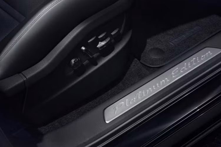 Ngoài ra, tất cả khách hàng mua Cayenne Platinum Edition đều có thể cá nhân hóa chiếc xe theo ý thích theo chương trình Porsche Manufaktur.