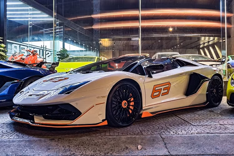 Bên cạnh ngoại hình hầm hố mới, chiếc Lamborghini Aventador LP700-4 Roadster tại Đắk Lắk này còn được "lột xác" nội thất từ trước đó, cụ thể, toàn bộ cabin đã được bọc lại trong màu cam lấy cảm hứng từ thương hiệu thời trang Hermès.