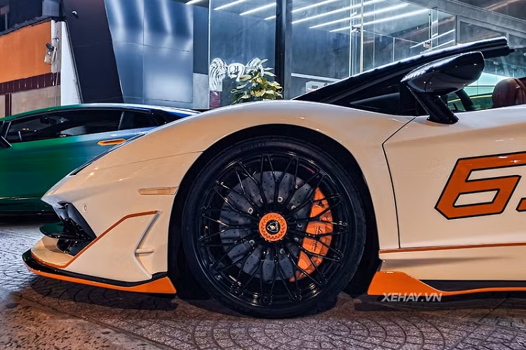 Sau khi hoàn thành bodykit, những người thợ Việt đã sơn lại dàn áo xe trong màu trắng, đi kèm là các viền màu cam và nhiều chi tiết được sơn đen bóng để tạo điểm nhấn. Ở lần xuất hiện này, chiếc xe còn có thêm chi tiết tem số "63" cỡ lớn màu cam đặt ở nắp ca-pô và hông xe.