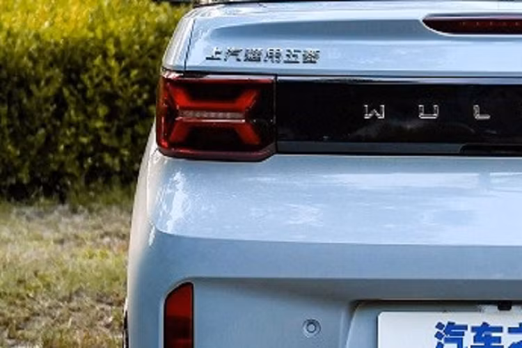 "Trái tim" của Wuling Hongguang Mini EV Cabrio 2023 là mô-tơ điện mạnh 30 kW (khoảng 41 mã lực) và mô-men xoắn cực đại 110 Nm. Nhờ đó, xe có thể đạt vận tốc tối đa 100 km/h. Mô-tơ điện này kết hợp với cụm pin 26,5 kWh, cho phép xe chạy được 280 km sau khi sạc đầy pin. So với phiên bản mui cứng, xe có có phạm vi di chuyển dài hơn 20 km. Đồng thời, Wuling Hongguang Mini EV Cabrio 2023 có phạm vi hoạt động ngang ngửa VinFast VF e34 (300 km)