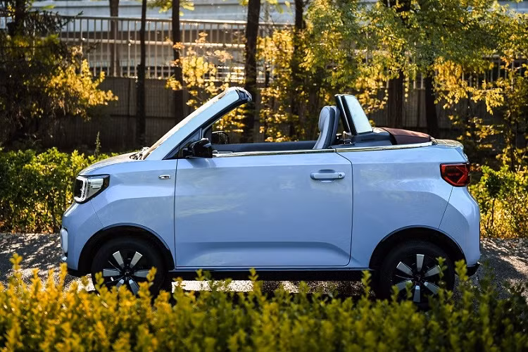 Là phiên bản thương mại của mẫu xe concept từng ra mắt trong triển lãm Ô tô Thượng Hải 2021, Wuling Hongguang Mini EV Cabrio nhắm đến những khách hàng trẻ tuổi sống ở nơi nhiều nắng gió. So với Wuling Hongguang Mini EV thông thường, mẫu xe mui trần này có những chi tiết thiết kế riêng như đèn pha có tạo hình chữ "X" bên trong và được bao quanh bằng dải đèn LED định vị ban ngày hình chữ "C".