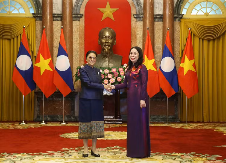 Nhung chuyen tham khang dinh tam quan trong chien luoc cua quan he Viet Nam-Lao