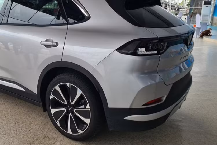 Bên cạnh đó, xe còn có hệ dẫn động 4 bánh và khả năng tăng tốc từ 0 - 100 km/h chỉ trong vòng 5,5 giây. Phạm vi di chuyển của xe sẽ thay đổi tùy theo phiên bản, cụ thể là 460 km ở bản Eco và 510 km ở bản Plus. Khi mua VinFast VF8, người dùng có thể thuê pin theo 2 hình thức là linh hoạt và cố định.