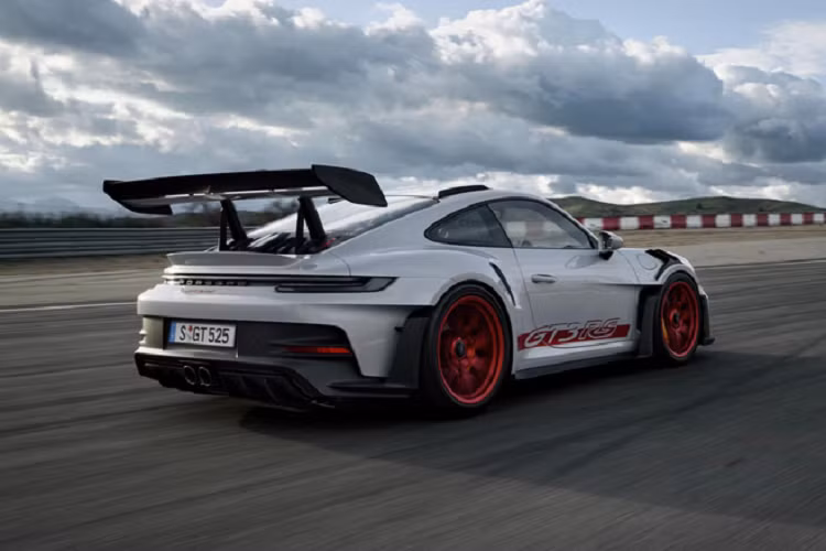 Ngoài ra, chiếc xe chạy tại Nurburgring còn được trang bị gói nâng cấp Weissach Package, bổ sung khung chống lật bằng sợi carbon, mâm đúc bằng hợp kim magnesium. Cùng với đó, các bộ phận như nắp capô, nóc xe, cánh gió sau và ốp gương cũng được làm bằng sợi cacbon. Theo công bố của nhà sản xuất, Porsche 911 GT3 RS thế hệ mới có giá khởi điểm khoảng 223.800 USD (tương đương 5,2 tỷ VNĐ).