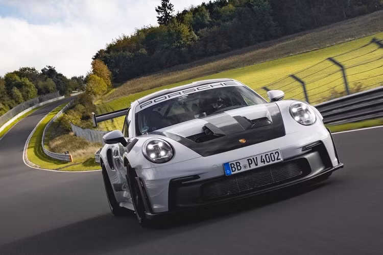 Porsche 911 GT3 RS 2023 ra mắt vào ngày 17/9/2022. Với những nâng cấp mạnh mẽ về hiệu suất vận hành, hãng xe Porsche tự hào giới thiệu đây là chiếc 911 động cơ đốt trong mạnh mẽ nhất từng được sản xuất.
