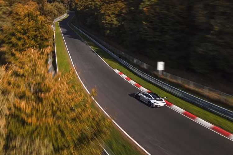 Mới đây, chiếc Porsche 911 GT3 RS 2023 đã hoàn thành vòng đua Nurburgring với thời gian vỏn vẹn 6 phút, nhanh hơn 10,6 giây so với phiên bản 911 GT3 tiêu chuẩn. Đồng thời, với thành tích này, 911 GT3 RS mới trở thành mẫu xe thương mại sử dụng động cơ hút khí tự nhiên hoàn thành vòng đua này nhanh nhất thế giới.