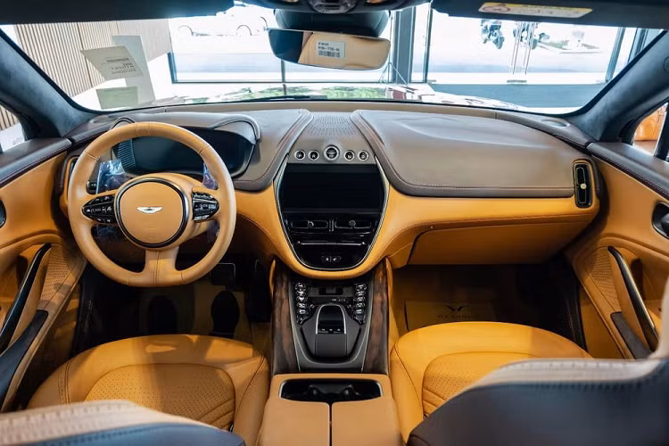 Ghế ngồi của xe Aston Martin DBX thứ 2 về nước có 5 chỗ ngồi. Nếu chỉ 2 người ngồi, có thể gập hàng ghế giữa để tạo sự ngăn cách và có thêm bệ tỳ tay, hộc đựng cốc.