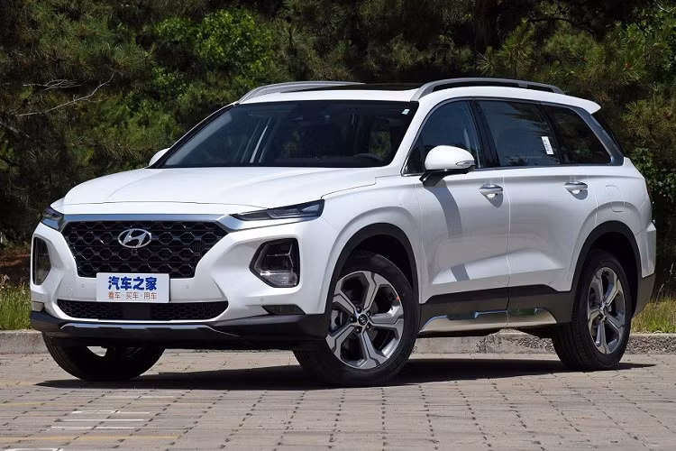 So với xe ở Hàn Quốc, Hyundai SantaFe 2023 bản 6 chỗ mới có thiết kế khác biệt. Nguyên nhân là do mẫu SUV hạng trung này ở Trung Quốc vốn có thiết kế riêng, không giống xe tại bất kỳ thị trường nào.