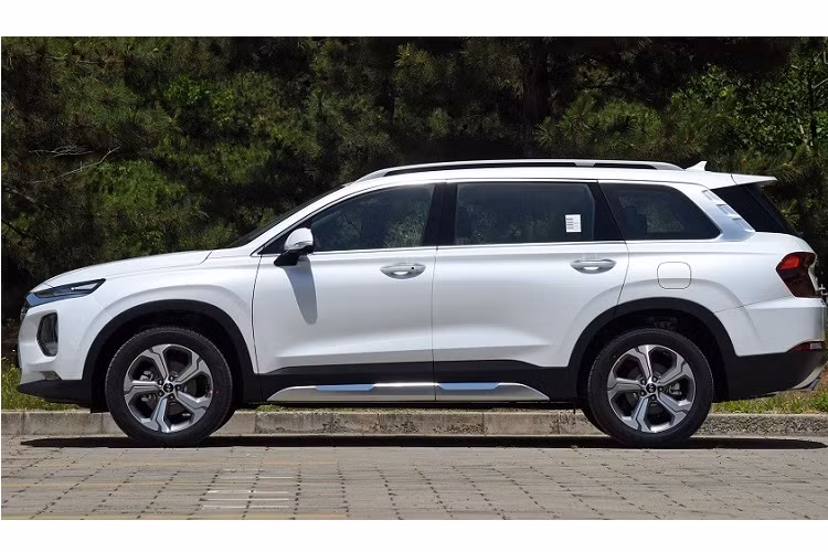 Trái ngược với đầu xe, thiết kế bên sườn của Hyundai SantaFe 2023 phiên bản 6 chỗ không có gì khác trước. Từ đường dập gân trên sườn xe, vành la-zăng và baga nóc đều giữ nguyên như phiên bản cũ. Mẫu xe này cũng được trang bị vành la-zăng có đường kính 19 inch, nằm trong lốp 235/55R19.