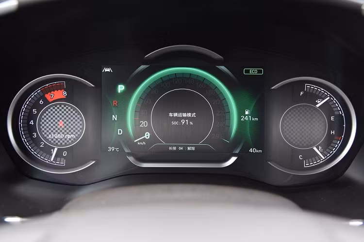 Theo kế hoạch, Hyundai SantaFe 2023 phiên bản 6 chỗ sẽ chính thức trình làng trong triển lãm Ô tô Thanh Đảo 2022. Hiện giá xe Hyundai SantaFe 2023 phiên bản 6 chỗ tại thị trường Trung Quốc vẫn chưa được công bố. Trong khi đó, phiên bản cũ của mẫu SUV hạng trung này có giá dao động từ 202.800 - 272.800 Nhân dân tệ (khoảng 710 - 955 triệu đồng).