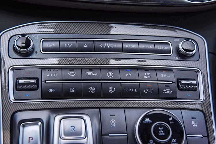 Nguồn cung cấp sức mạnh cho Hyundai SantaFe 2023 phiên bản 6 chỗ là động cơ xăng 4 xi-lanh, tăng áp, dung tích 2.0L, sản sinh công suất tối đa 230 mã lực và mô-men xoắn cực đại 353 Nm. Động cơ kết hợp với hộp số tự động 8 cấp, hệ dẫn động cầu trước hoặc 4 bánh.