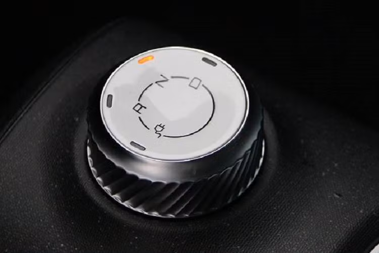 Những tính năng an toàn của xe vẫn ở mức cơ bản như hệ thống chống bó cứng phanh ABS, phân bổ lực phanh điện tử EBD, cảnh báo người đi bộ ở tốc độ thấp và cảnh báo áp suất lốp. Đặc biệt, Wuling Hongguang Mini EV Gameboy 2022 được trang bị mô-tơ mạnh hơn và phạm vi di chuyển dài hơn bản thường.