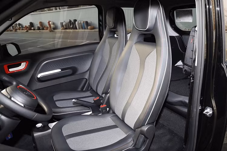 Dù ở phong cách nào, Wuling Hongguang Mini EV Gameboy 2022 cũng có một số thay đổi về trang bị so với bản thường như tạo hình chữ "X" bên trong đèn pha và đèn hậu, cản trước mới, baga nóc hầm hố hơn, vành la-zăng hay logo "GB" trên cột C. Ngoài ra, đèn pha của xe còn được bao quanh bằng dải đèn LED định vị ban ngày hình chữ "C" ngược. Thêm vào đó là nẹp bao quanh thân xe nhằm tăng vẻ hầm hố và nam tính.