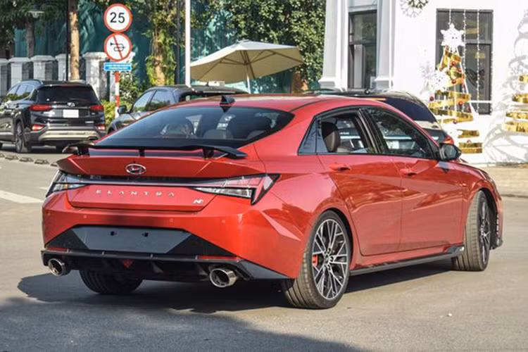 Hiện chưa có thông tin về giá xe Hyundai Elantra N 2023 tại thị trường Việt Nam. Khi có mặt trên thị trường Elantra N 2023 sẽ cạnh tranh trực tiếp với Honda Civic Type R 2023 có giá khoảng 2,2 tỷ đồng.