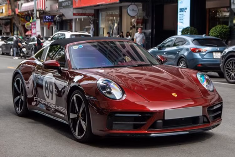 Phiên bản xe thể thao mui trần giới hạn 992 chiếc trên toàn thế giới như Porsche 911 Targa 4S Heritage Design được trang bị động cơ boxer 6 xy-lanh tăng áp kép sản sinh công suất 444 mã lực.