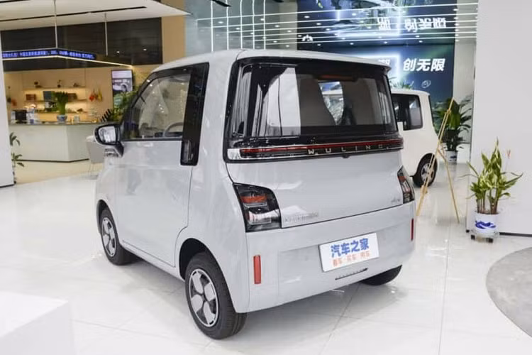 Về kích thước, phiên bản hai chỗ (Standard Range) có kích thước dài x rộng x cao lần lượt là 2599 x 1505 x 1631 mm và chiều dài cơ sở 1635 mm. Trong khi đó phiên bản 4 chỗ (Long Range) có kích thước dài x rộng x cao lần lượt là 2974 x 1505 x 1631 mm với chiều dài cơ sở 2010 mm.