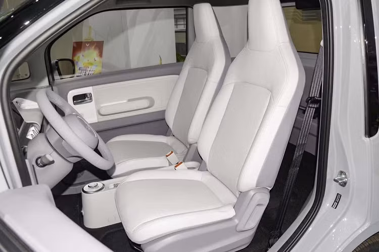 Điểm nhấn về ngoại thất của Wuling Air ev 2022 đó là dải đèn LED định vị ban ngày vắt ngang đầu xe. Bao quanh dải đèn này là nẹp mạ crôm kéo dài đến tận ốp gương ngoại thất. Bên dưới dải đèn LED định vị ban ngày là cổng sạc của xe với nắp tích hợp logo có thể phát sáng của thương hiệu Wuling.