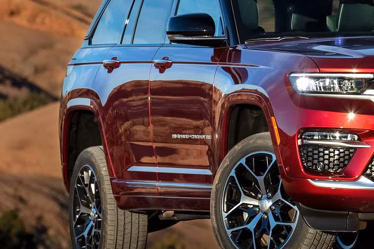 Jeep Grand Cherokee được trang bị hệ thống kiểm soát không khí bốn vùng độc lập. Nó hoạt động khá tốt trong việc duy trì nhiệt độ đã được cài đặt. Grand Cherokee có không gian nội thất rộng rãi, dù không phải mẫu xe có cabin lớn nhất trong phân khúc.