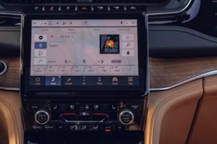 Chức năng sưởi và thông gió và tính năng mát-xa của ghế được trang bị trên bản Grand Cherokee phiên bản Cao cấp - cho thấy được nỗ lực mà Jeep đã bỏ ra để mang đến cảm giác thoải mái cho hành khách khi lái xe lẫn khi ngồi di chuyển trên quãng đường dài. Ghế ngồi được bọc da Nappa tinh tế với đường chỉ khâu kim cương tương phản. Ngoài ra, thiết kế cửa sổ trời toàn cảnh dài từ trước ra sau làm tăng thêm sự thoáng đãng của cabin.