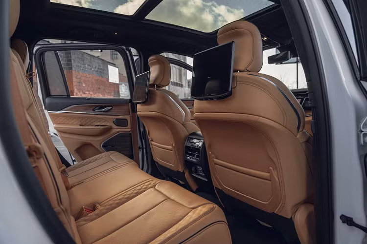Các chức năng của bộ hỗ trợ lái xe tiên tiến của Grand Cherokee như hệ thống kiểm soát hành trình thích ứng phanh, tăng tốc mượt mà, và hệ thống giữ làn đường hoạt động rất tốt. Grand Cherokee có không gian hơn 1067 lít phía sau hàng ghế thứ hai, mức trung bình đối với một chiếc SUV hạng trung.