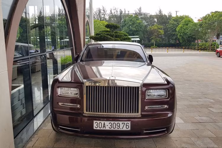 Xe có màu sơn đỏ làm chủ đạo cùng 6 chữ M được lồng ghép với nhau và được đặt tại cột C của xe hay thêu trên đầu ghế ngồi, dãy chữ M này được ghép thành hình mặt trời, chi tiết này mất hơn 100 giờ thực hiện và thời gian hoàn thành chiếc xe siêu sang Rolls-Royce Phantom Mặt trời phương đông cho đại gia Việt trên 5 tháng.