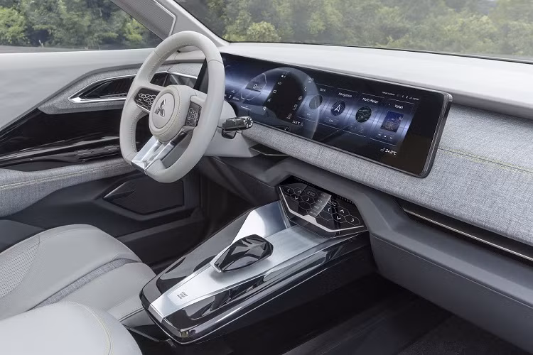 Chưa hết, Mitsubishi XFC còn có màn hình cảm ứng hình lục giác nằm ở cụm điều khiển trung tâm, cần số thuôn dài, nút bấm khởi động máy và cửa sổ trời toàn cảnh Panorama. Tuy nhiên, những trang bị này nhiều khả năng cũng sẽ không xuất hiện trên phiên bản thương mại của xe. Cả hai hàng ghế của Mitsubishi XFC đều được bọc da pha nỉ, phối 2 màu trẻ trung. Theo hãng Mitsubishi, mẫu SUV cỡ B này sẽ mang đến khoảng duỗi chân hàng ghế sau rộng rãi hàng đầu phân khúc.