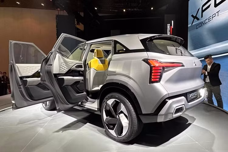 Đáng tiếc là trang bị và động cơ của Mitsubishi XFC được bán tại Việt Nam vẫn chưa được công bố. Chỉ biết rằng, trong tương lai, hãng Mitsubishi còn có kế hoạch bổ sung phiên bản điện hóa cho mẫu xe này ở khu vực Đông Nam Á.