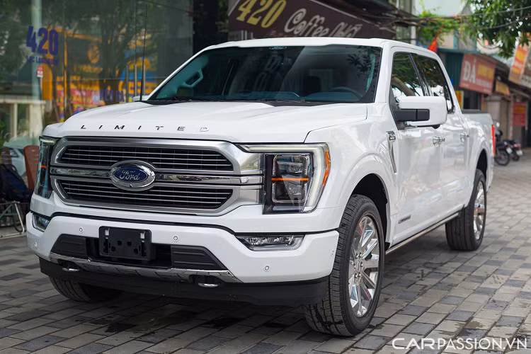 Đây là dòng xe mà nhiều người đam mê xe bán tải mong muốn có cơ hội sở hữu. Mẫu Ford F-150 Limited 2022 mới đến từ Mỹ cuốn hút người dùng với kích thước lớn cùng hàng loạt trang bị cao cấp, hơn hẳn phân khúc bán tải thông thường ở thời điểm hiện tại.