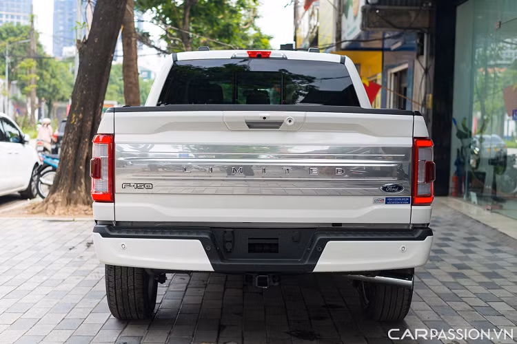 Khối động cơ này sản sinh công suất 430 mã lực và mô-men xoắn cực đại 773 Nm, nhờ đó chiếc xe này chạy được quãng đường hơn 1.200 km với mỗi lần đổ đầy xăng. Mức giá xe Ford F-150 Limited 2022 nhập tư tại Việt Nam dự đoán khoảng hơn 6 tỷ đồng.